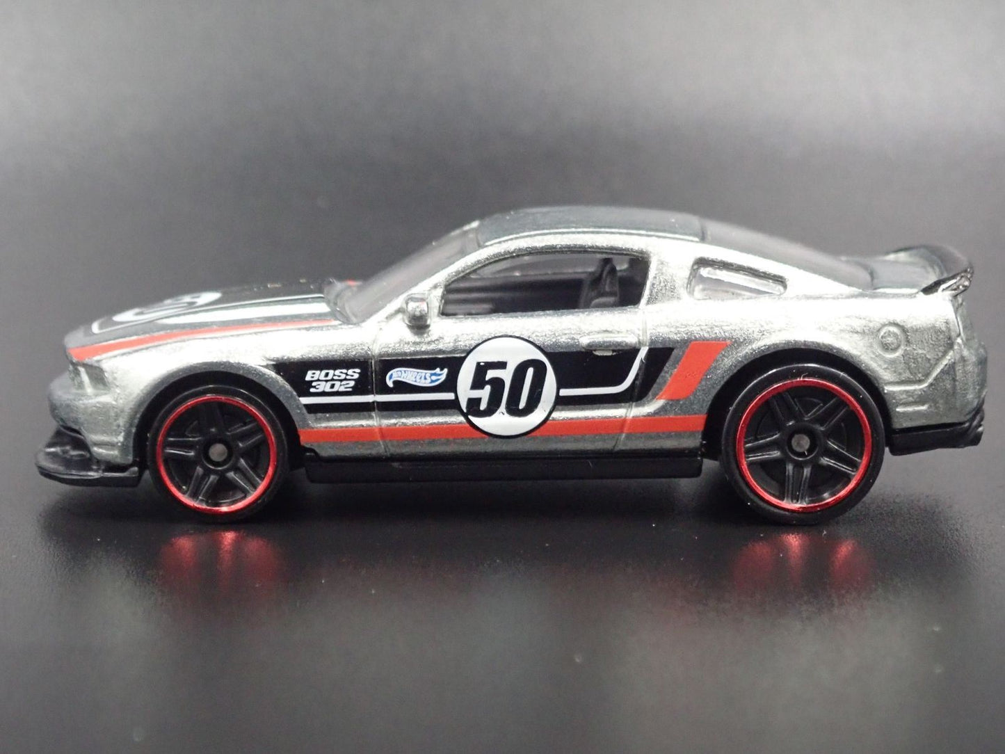 2012 12 FORD MUSTANG BOSS 302 LAGUNA SECA 1:64 SCALE DIECAST DIORAMA MODEL CAR
