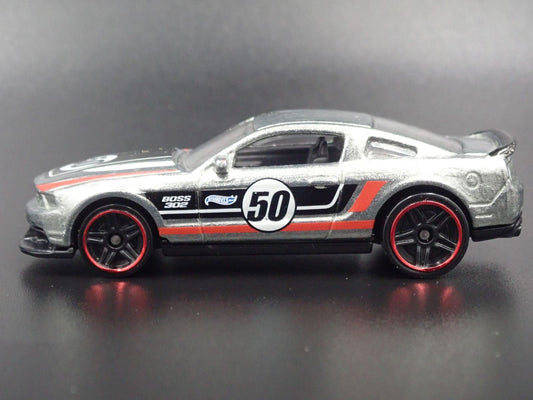 2012 12 FORD MUSTANG BOSS 302 LAGUNA SECA 1:64 SCALE DIECAST DIORAMA MODEL CAR