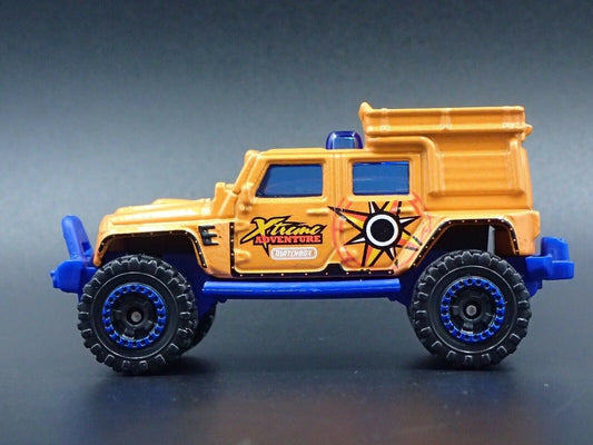 JEEP WRANGLER SUPERLIFT FOUR 4 DOOR ORANGE 1:64 SCALE DIORAMA DIECAST MODEL CAR