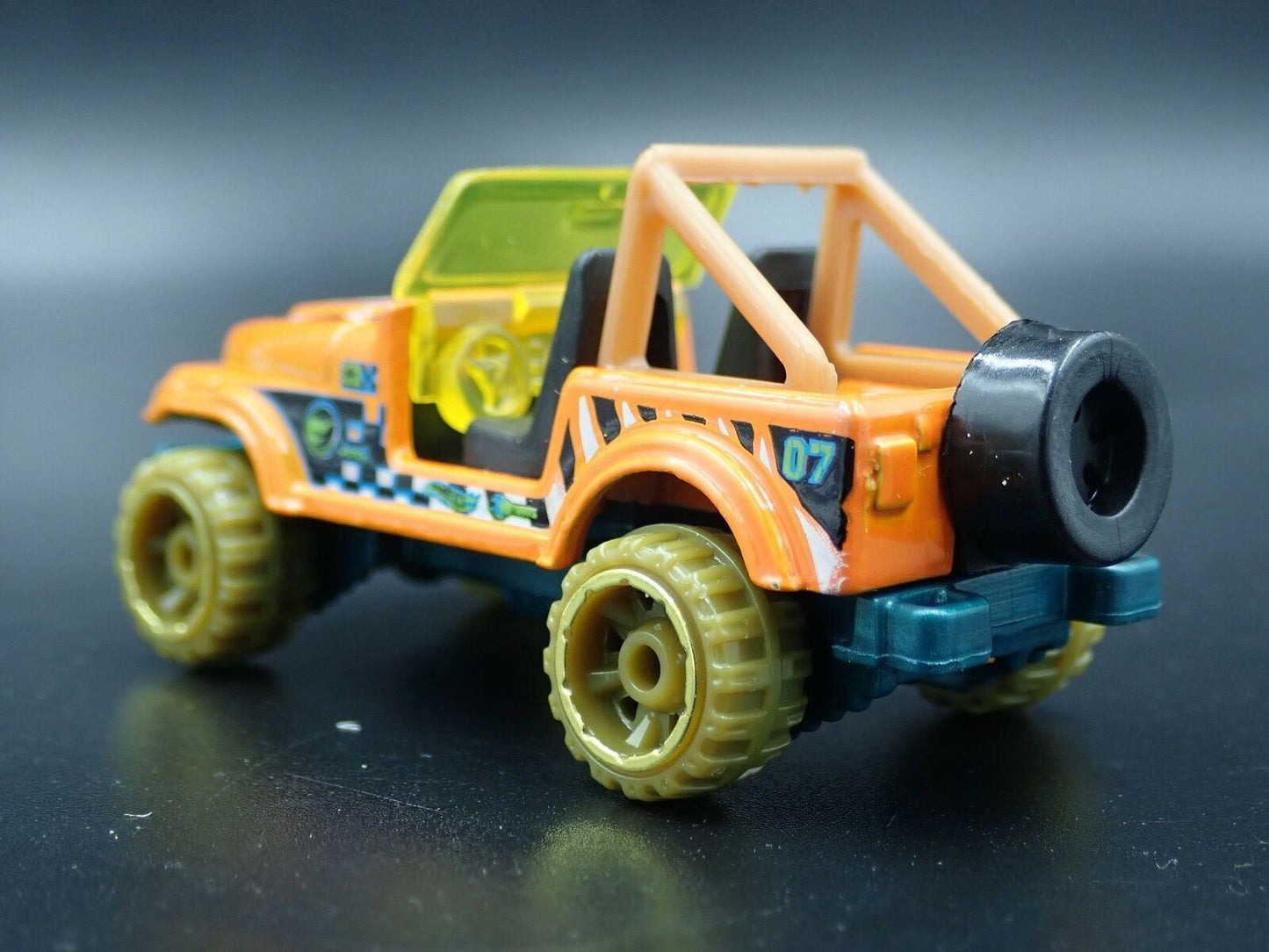 1986-1995 JEEP WRANGLER CJ7 YJ 1:64 SCALE COLECTIBLE DIORAMA DIECAST MODEL CAR