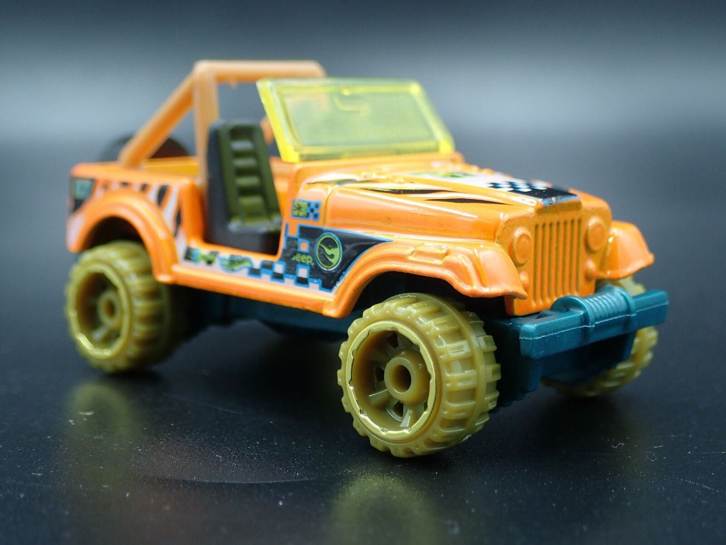 1986-1995 JEEP WRANGLER CJ7 YJ 1:64 SCALE COLECTIBLE DIORAMA DIECAST MODEL CAR