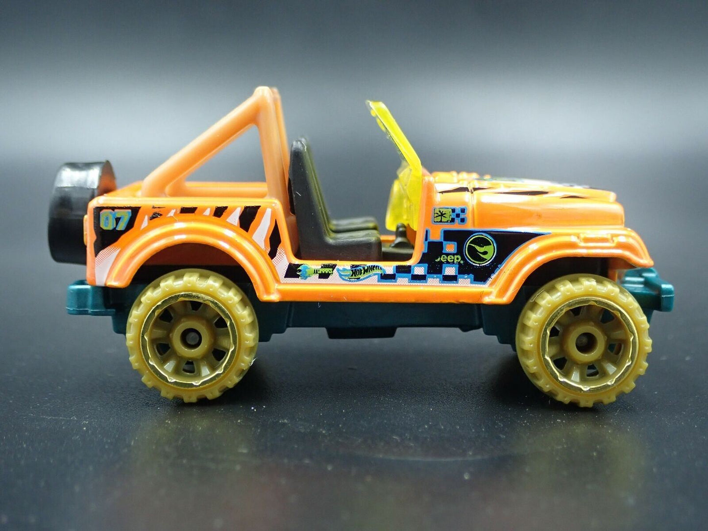 1986-1995 JEEP WRANGLER CJ7 YJ 1:64 SCALE COLECTIBLE DIORAMA DIECAST MODEL CAR