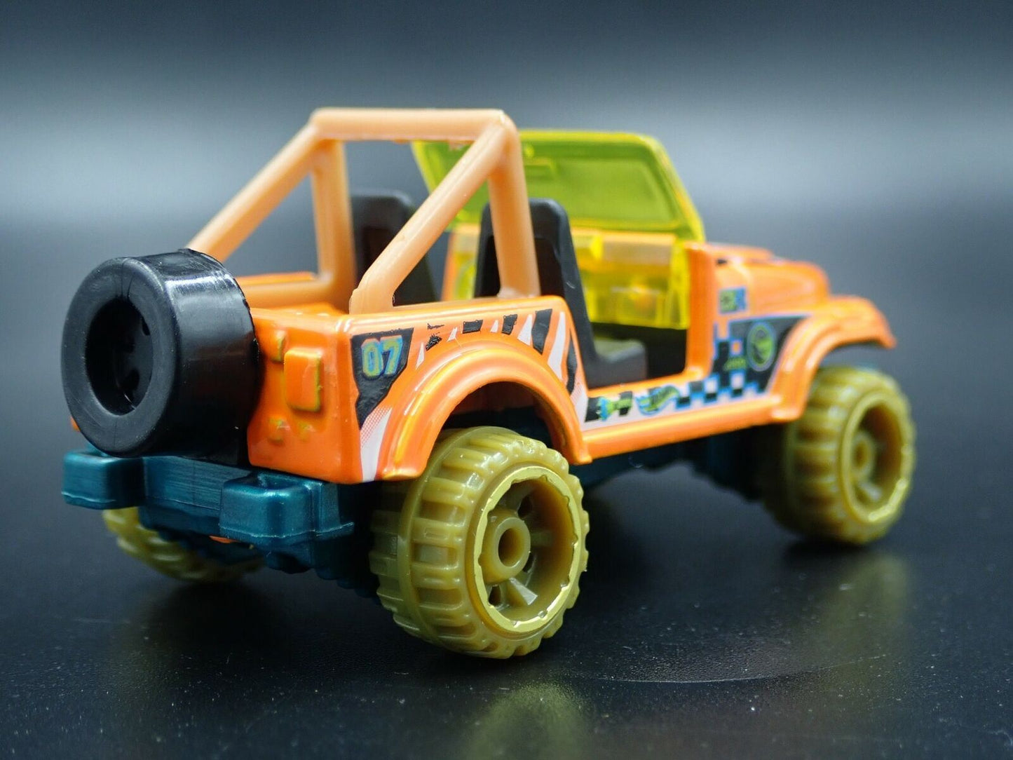 1986-1995 JEEP WRANGLER CJ7 YJ 1:64 SCALE COLECTIBLE DIORAMA DIECAST MODEL CAR