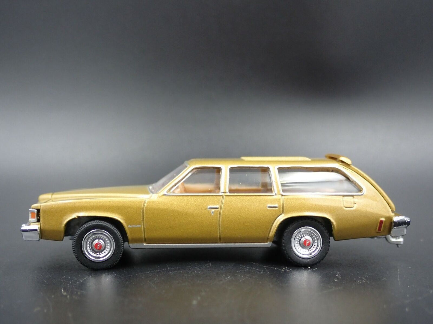 1977 77 PONTIAC LEMANS SAFARI WAGON 4 DOOR W HITCH 1/64 SCALE DIECAST MODEL CAR