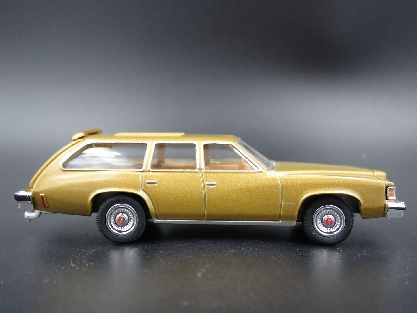 1977 77 PONTIAC LEMANS SAFARI WAGON 4 DOOR W HITCH 1/64 SCALE DIECAST MODEL CAR