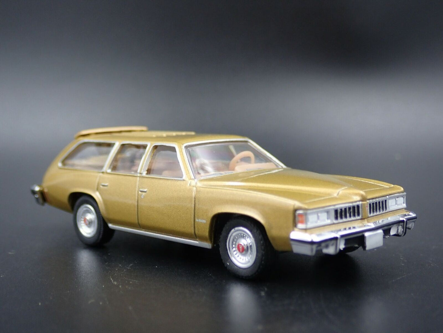1977 77 PONTIAC LEMANS SAFARI WAGON 4 DOOR W HITCH 1/64 SCALE DIECAST MODEL CAR