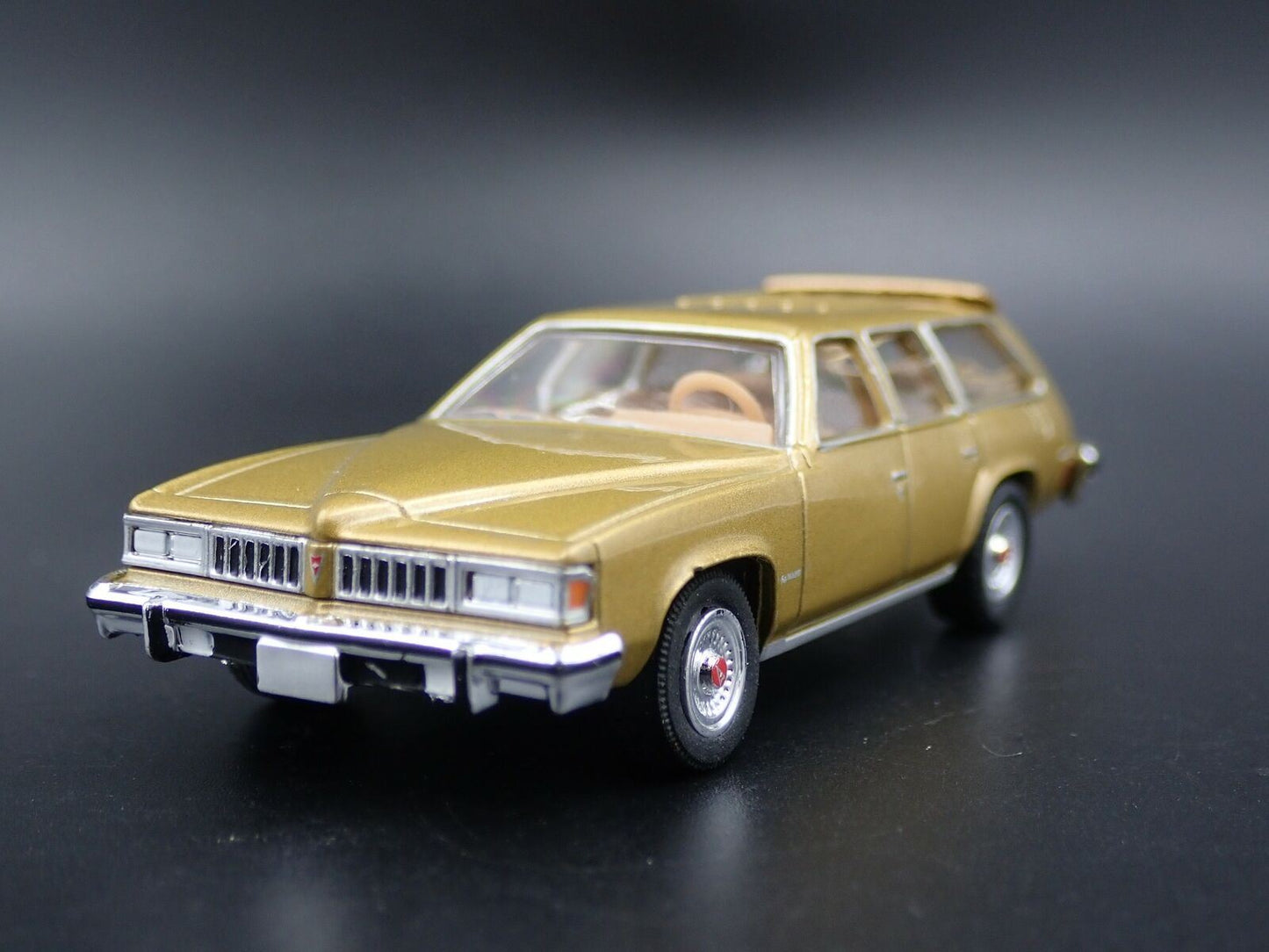 1977 77 PONTIAC LEMANS SAFARI WAGON 4 DOOR W HITCH 1/64 SCALE DIECAST MODEL CAR