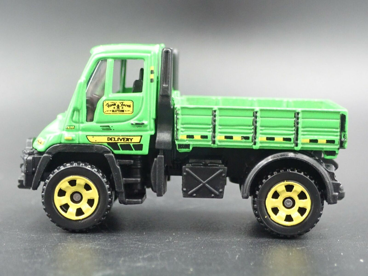 MERCEDES-BENZ UNIMOG U300 UTILITY TRUCK 1:64 SCALE DIORAMA DIECAST MODEL CAR