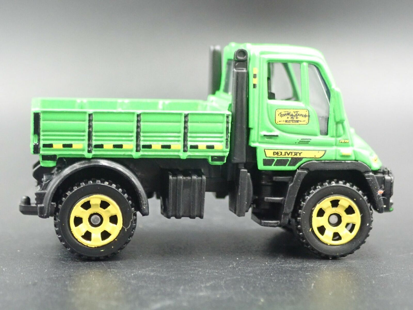 MERCEDES-BENZ UNIMOG U300 UTILITY TRUCK 1:64 SCALE DIORAMA DIECAST MODEL CAR