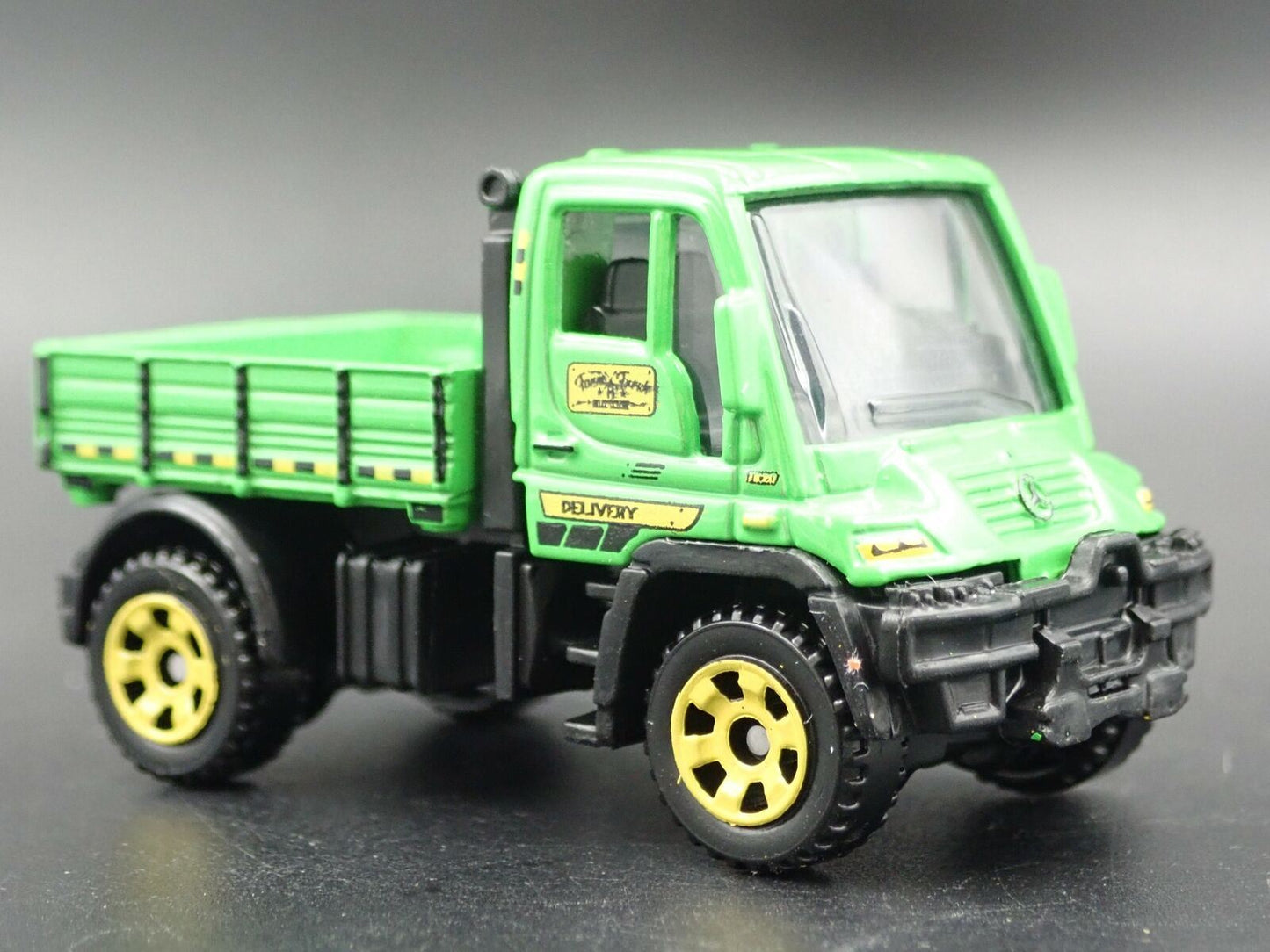 MERCEDES-BENZ UNIMOG U300 UTILITY TRUCK 1:64 SCALE DIORAMA DIECAST MODEL CAR