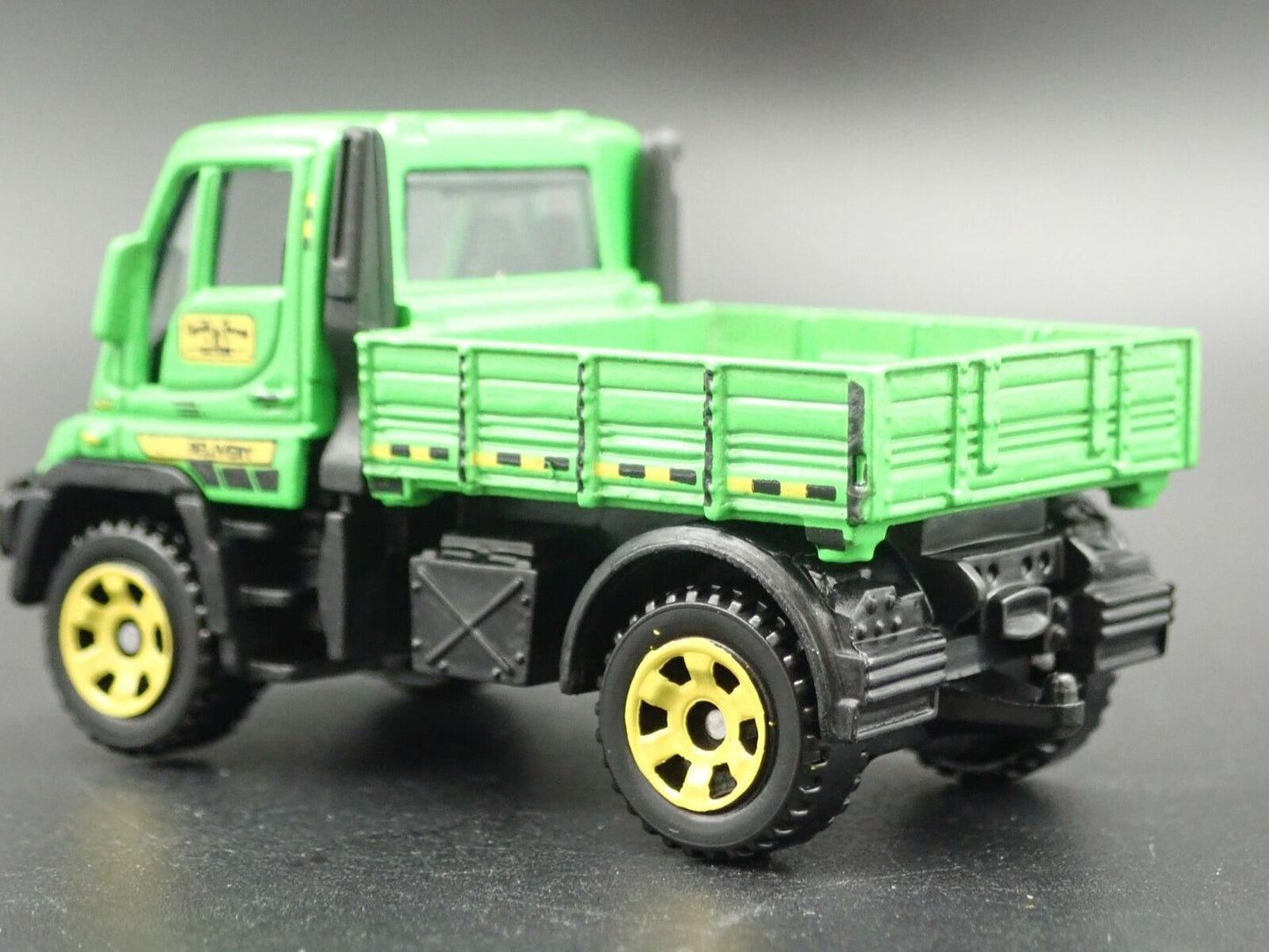 MERCEDES-BENZ UNIMOG U300 UTILITY TRUCK 1:64 SCALE DIORAMA DIECAST MODEL CAR