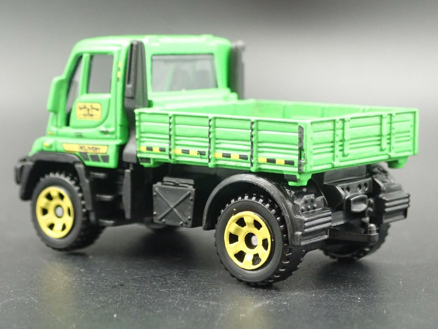 MERCEDES-BENZ UNIMOG U300 UTILITY TRUCK 1:64 SCALE DIORAMA DIECAST MODEL CAR