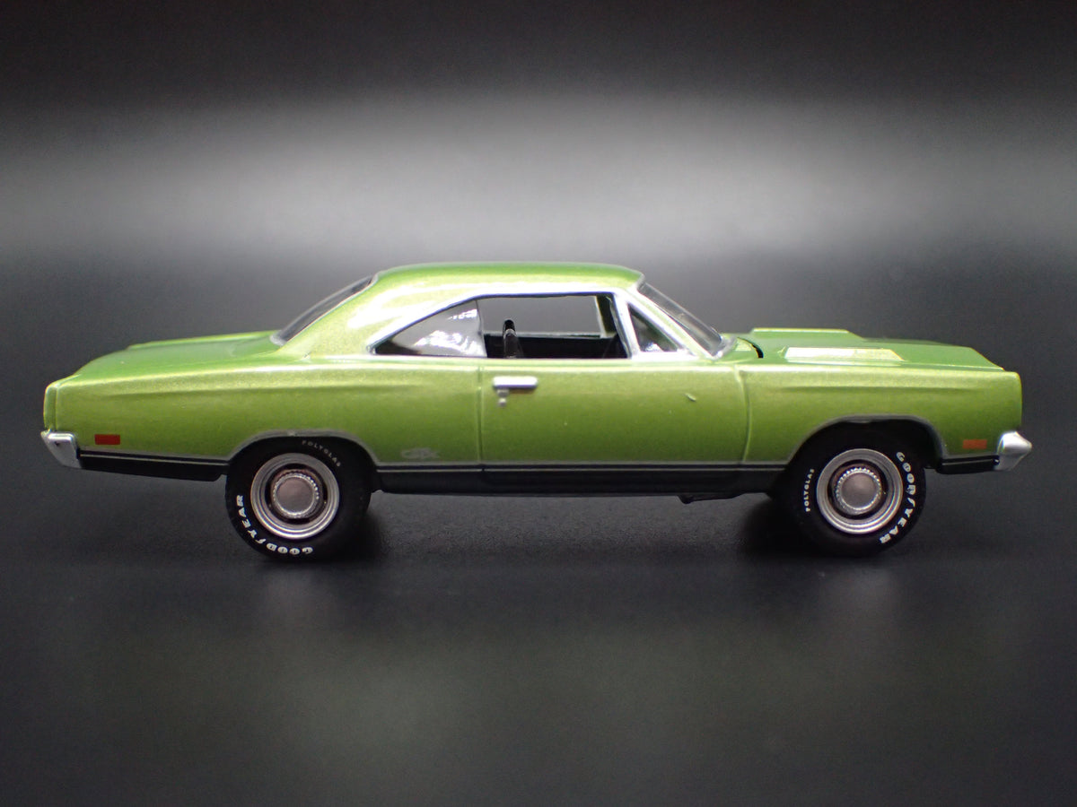 1969 69 PLYMOUTH GTX GREEN 1:64 SCALE COLLECTIBLE DIORAMA DIECAST MODEL CAR