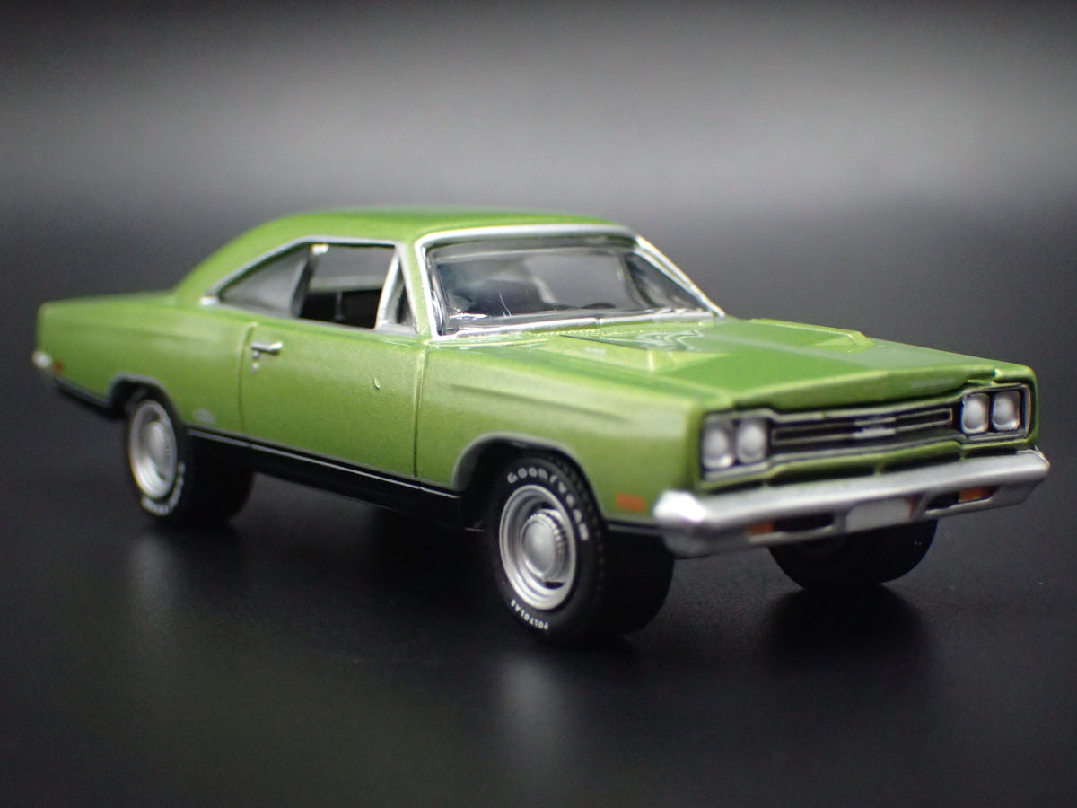 1969 69 PLYMOUTH GTX GREEN 1:64 SCALE COLLECTIBLE DIORAMA DIECAST MODEL CAR