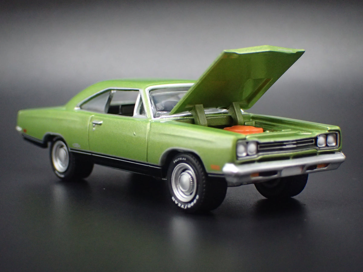 1969 69 PLYMOUTH GTX GREEN 1:64 SCALE COLLECTIBLE DIORAMA DIECAST MODEL CAR