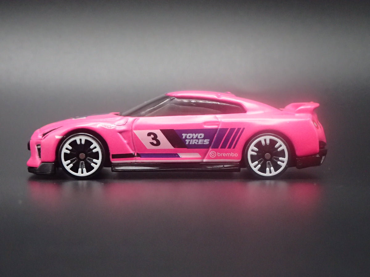 2007-2025 NISSAN GTR R35 SKYLINE PINK 1:64 SCALE DIORAMA DIECAST MODEL CAR
