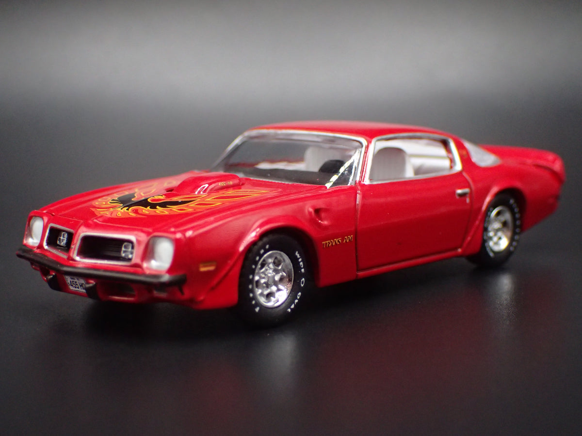 1976 76 PONTIAC FIREBIRD T/A 1:64 SCALE COLLECTIBLE DIORAMA DIECAST MODEL CAR
