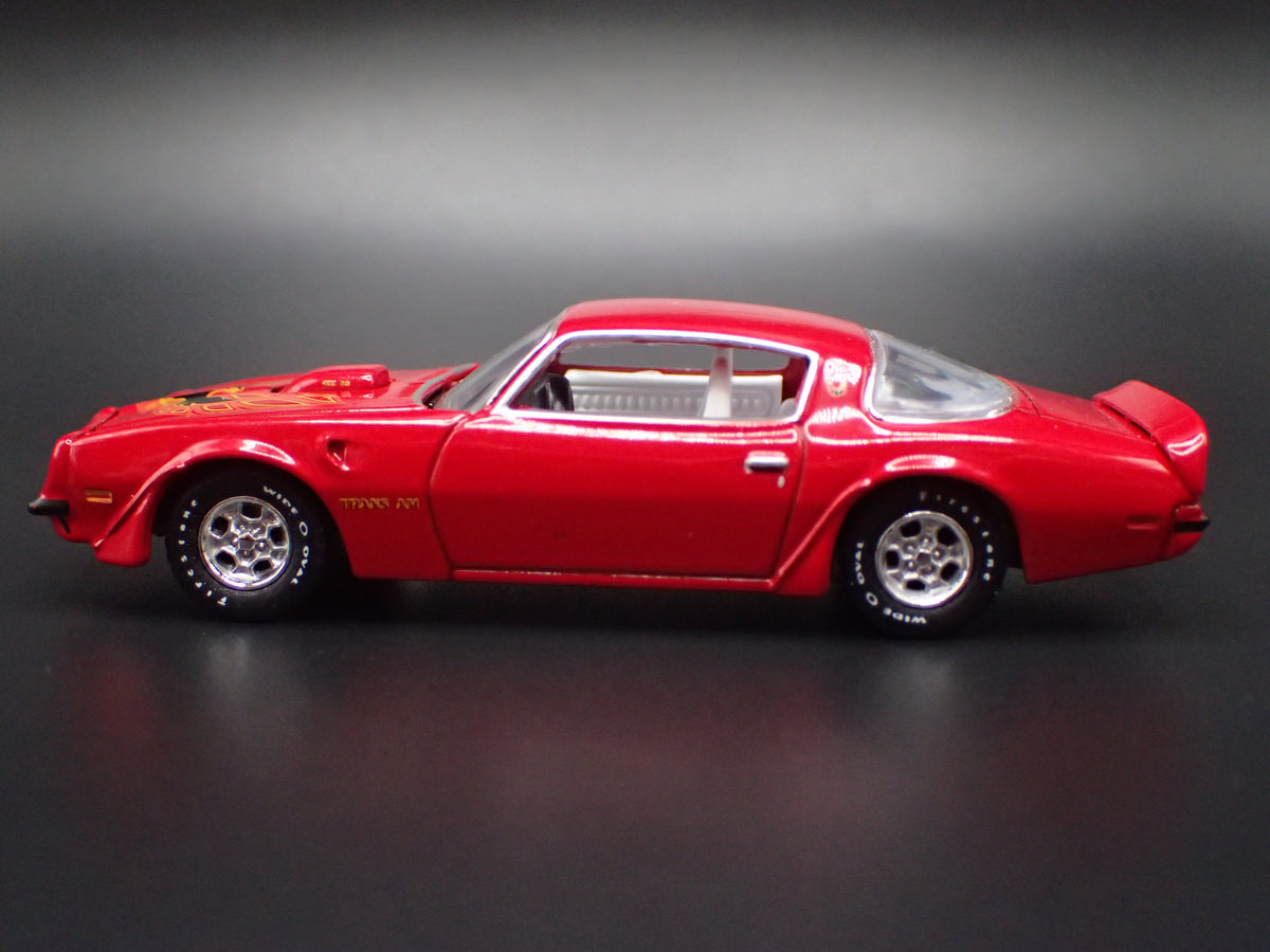 1976 76 PONTIAC FIREBIRD T/A 1:64 SCALE COLLECTIBLE DIORAMA DIECAST MODEL CAR