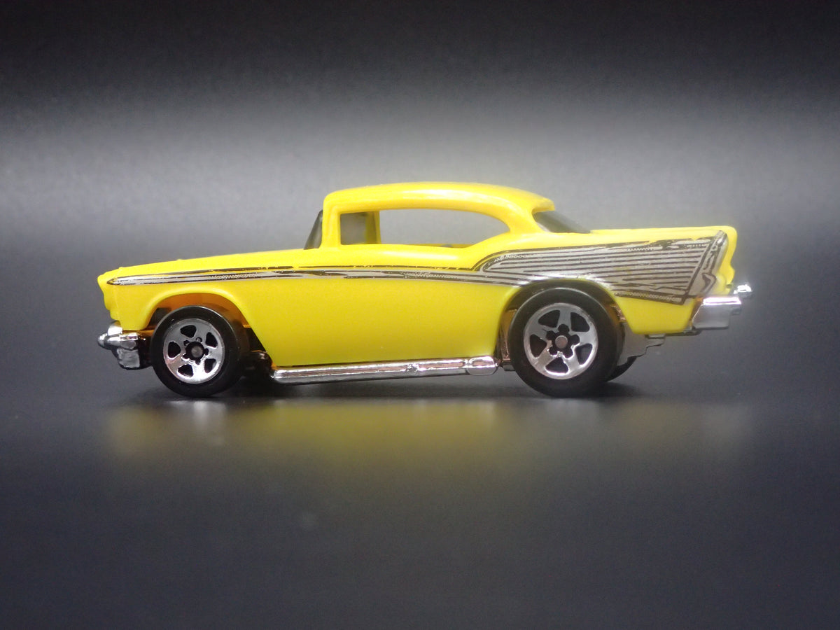 1957 57 CHEVY CHEVROLET BEL AIR YELLOW 1:64 SCALE DIORAMA DIECAST MODEL CAR