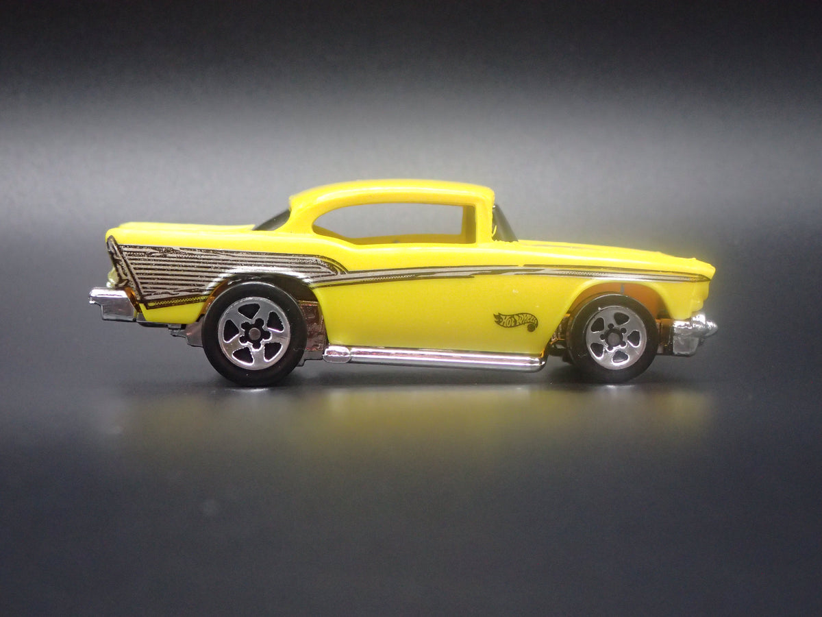 1957 57 CHEVY CHEVROLET BEL AIR YELLOW 1:64 SCALE DIORAMA DIECAST MODEL CAR
