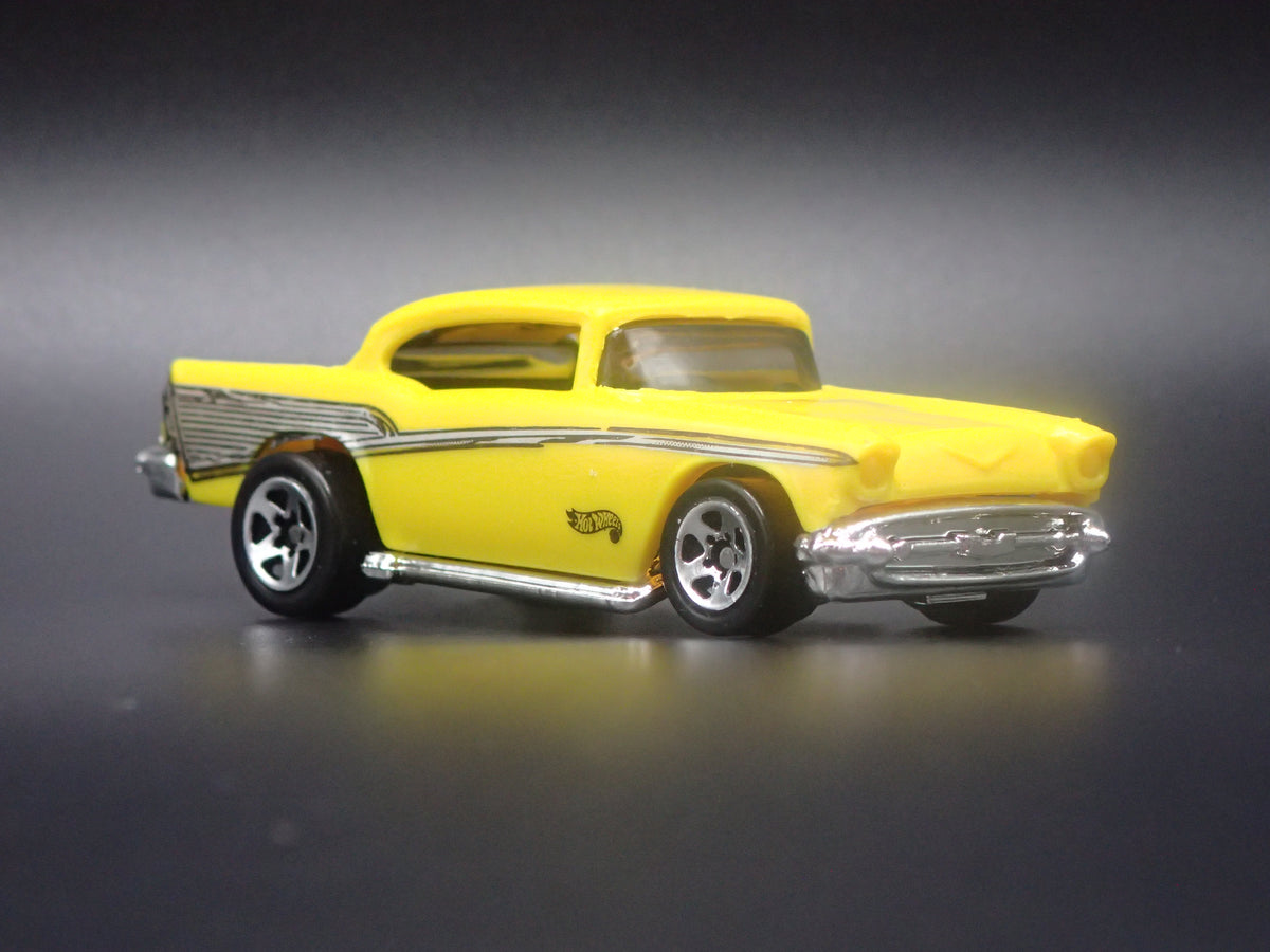 1957 57 CHEVY CHEVROLET BEL AIR YELLOW 1:64 SCALE DIORAMA DIECAST MODEL CAR