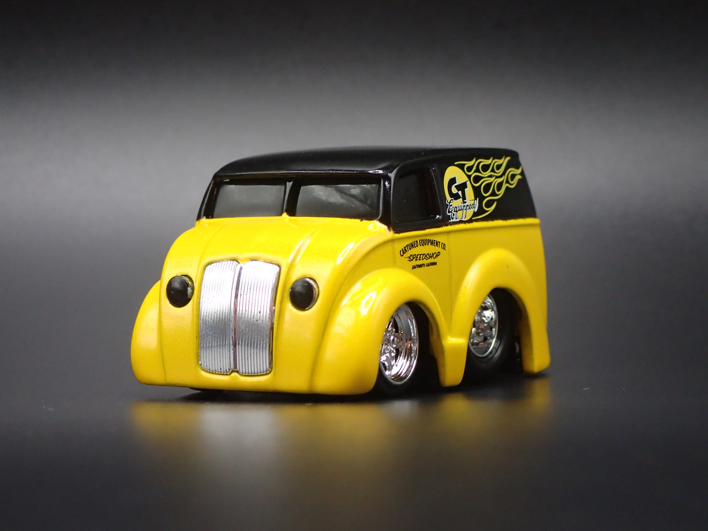 1937 - 1986 DIVCO TRUCK CAR TUNED YELLOW 1:64 SCALE DIORAMA DIECAST MODEL CAR