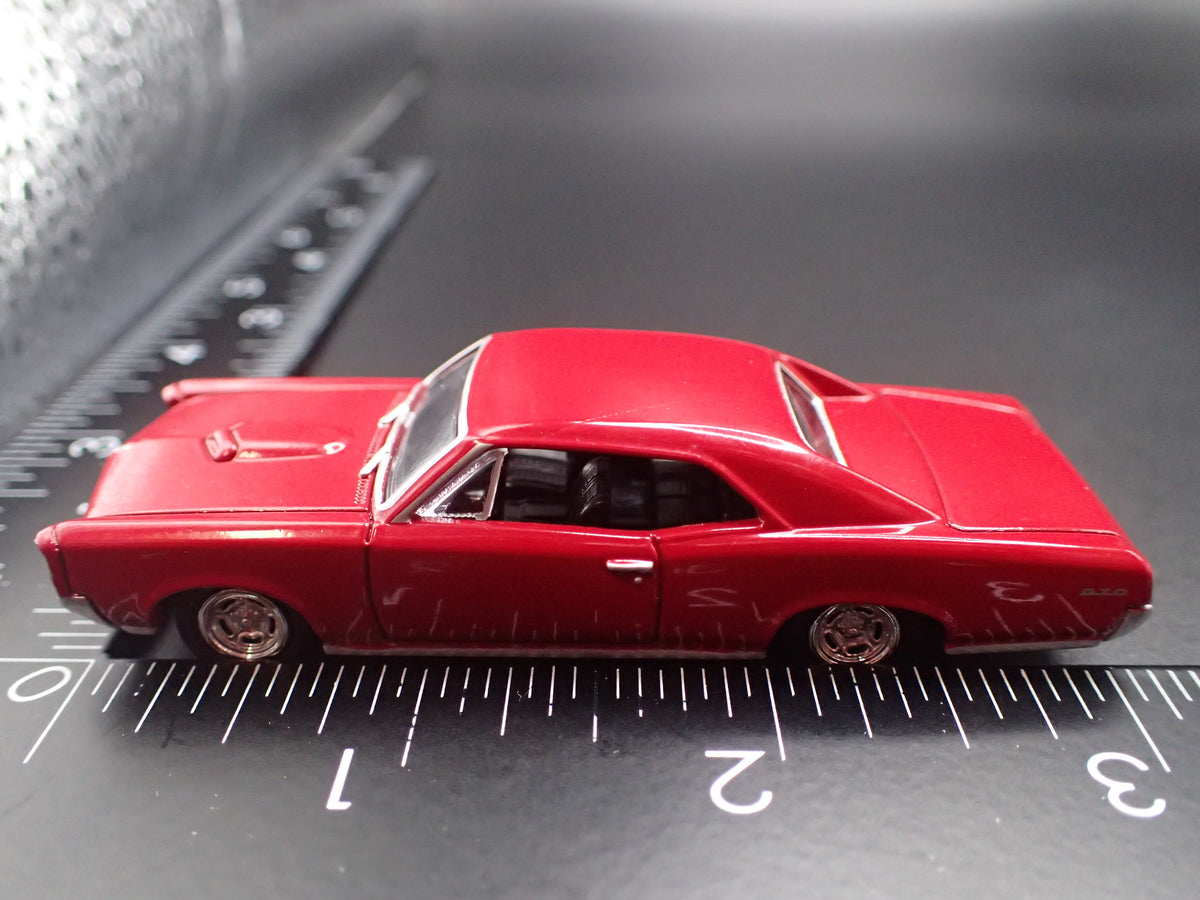 1966 66 PONTIAC GTO MUSCLE CAR 1/64 SCALE COLLECTIBLE DIORAMA DIECAST MODEL CAR