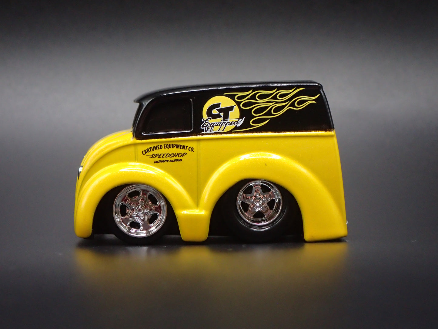 1937 - 1986 DIVCO TRUCK CAR TUNED YELLOW 1:64 SCALE DIORAMA DIECAST MODEL CAR