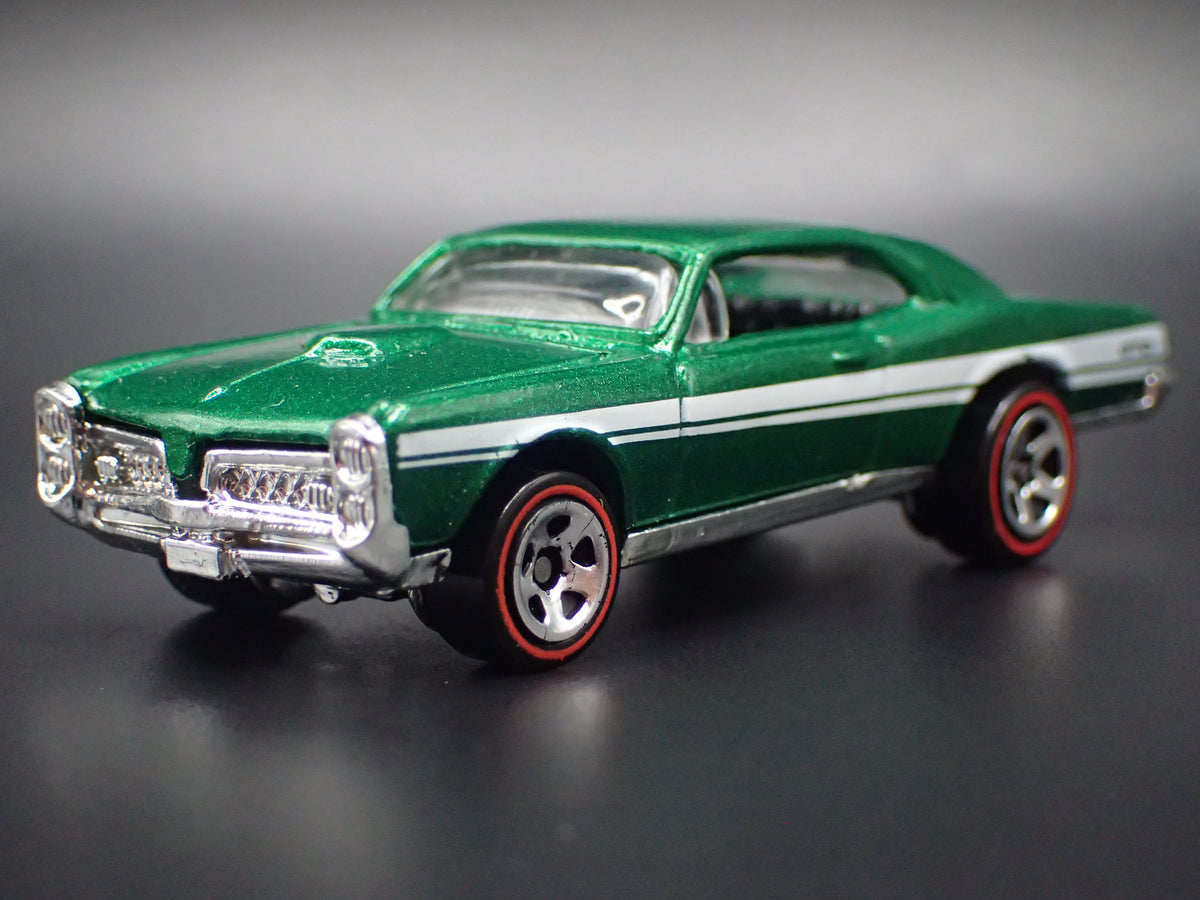 1967 67 PONTIAC GTO GREEN 1:64 SCALE COLLECTIBLE DIORAMA DIECAST MODEL CAR