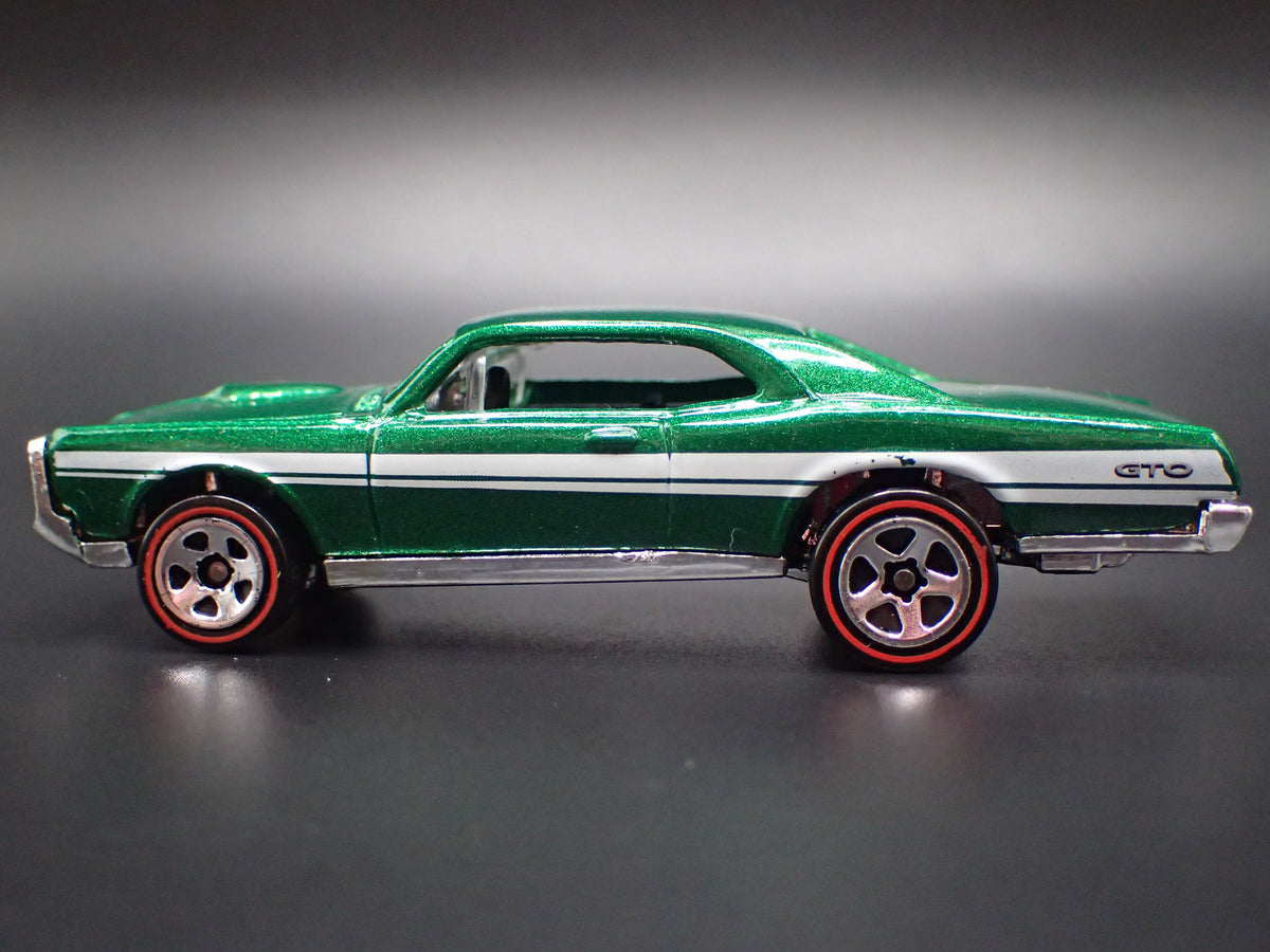 1967 67 PONTIAC GTO GREEN 1:64 SCALE COLLECTIBLE DIORAMA DIECAST MODEL CAR