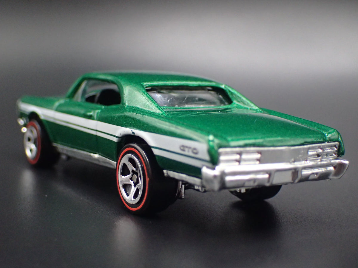 1967 67 PONTIAC GTO GREEN 1:64 SCALE COLLECTIBLE DIORAMA DIECAST MODEL CAR