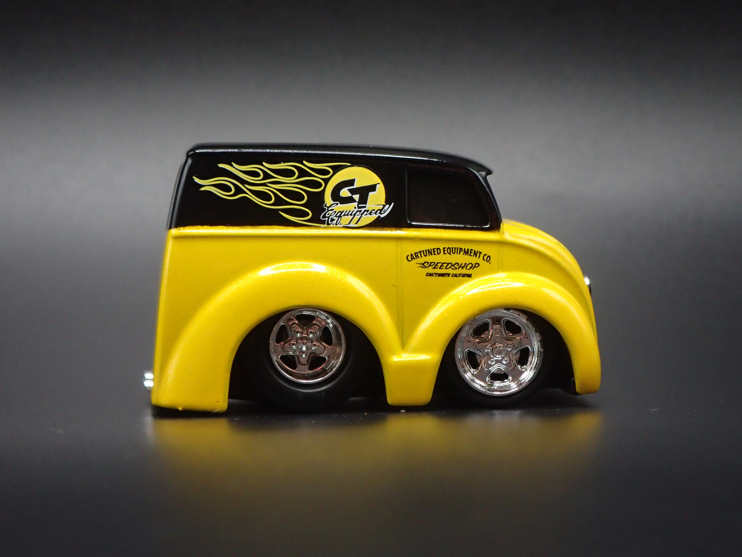 1937 - 1986 DIVCO TRUCK CAR TUNED YELLOW 1:64 SCALE DIORAMA DIECAST MODEL CAR