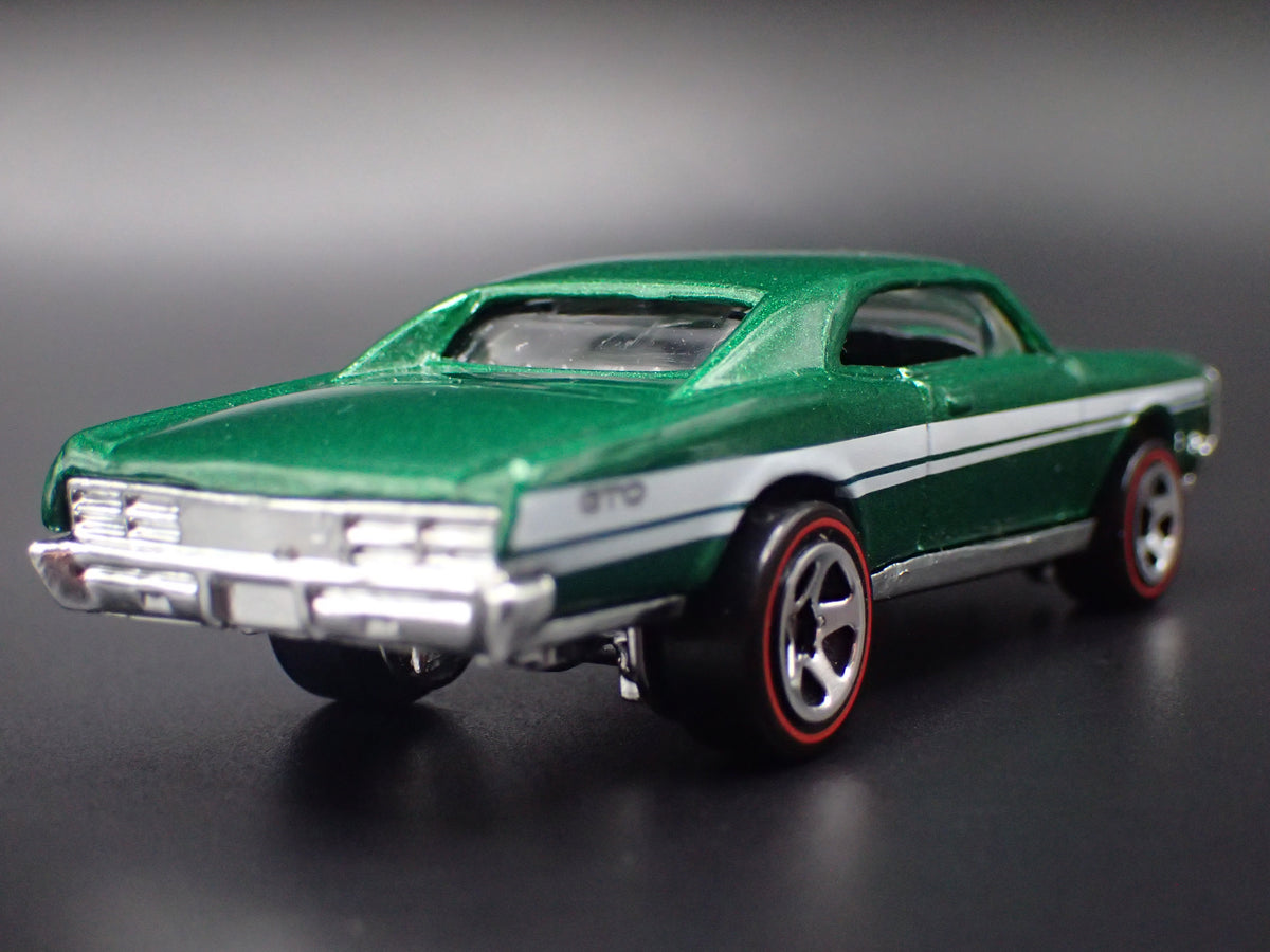 1967 67 PONTIAC GTO GREEN 1:64 SCALE COLLECTIBLE DIORAMA DIECAST MODEL CAR