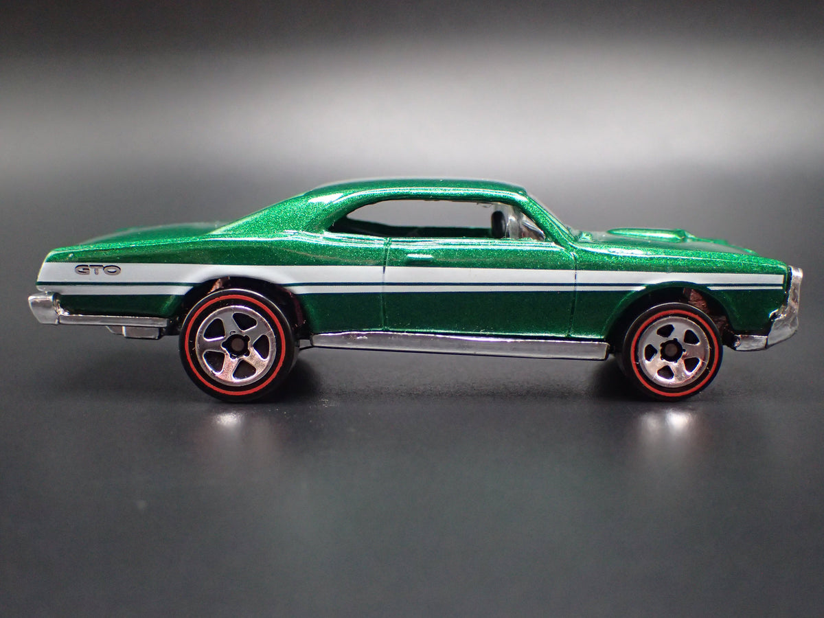 1967 67 PONTIAC GTO GREEN 1:64 SCALE COLLECTIBLE DIORAMA DIECAST MODEL CAR