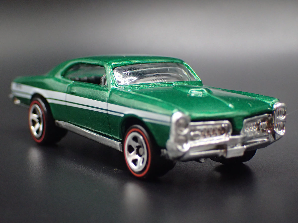 1967 67 PONTIAC GTO GREEN 1:64 SCALE COLLECTIBLE DIORAMA DIECAST MODEL CAR