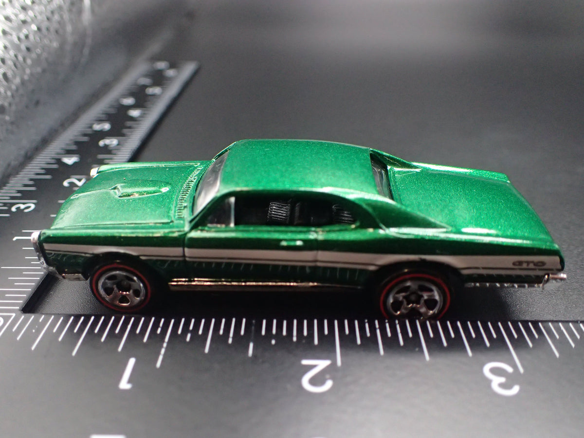 1967 67 PONTIAC GTO GREEN 1:64 SCALE COLLECTIBLE DIORAMA DIECAST MODEL CAR