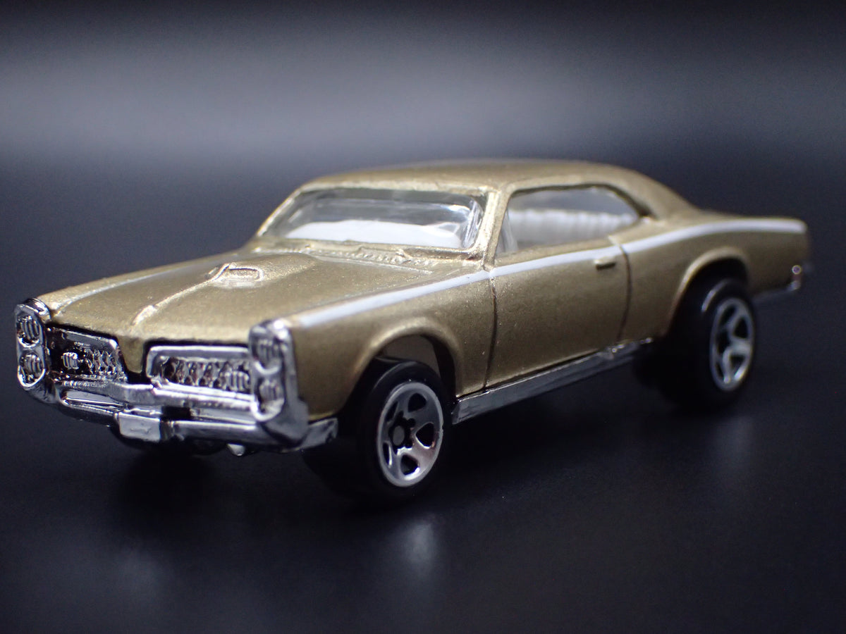 1967 67 PONTIAC GTO GOLD 1:64 SCALE COLLECTIBLE DIORAMA DIECAST MODEL CAR