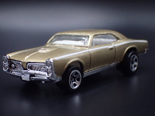 1967 67 PONTIAC GTO GOLD 1:64 SCALE COLLECTIBLE DIORAMA DIECAST MODEL CAR