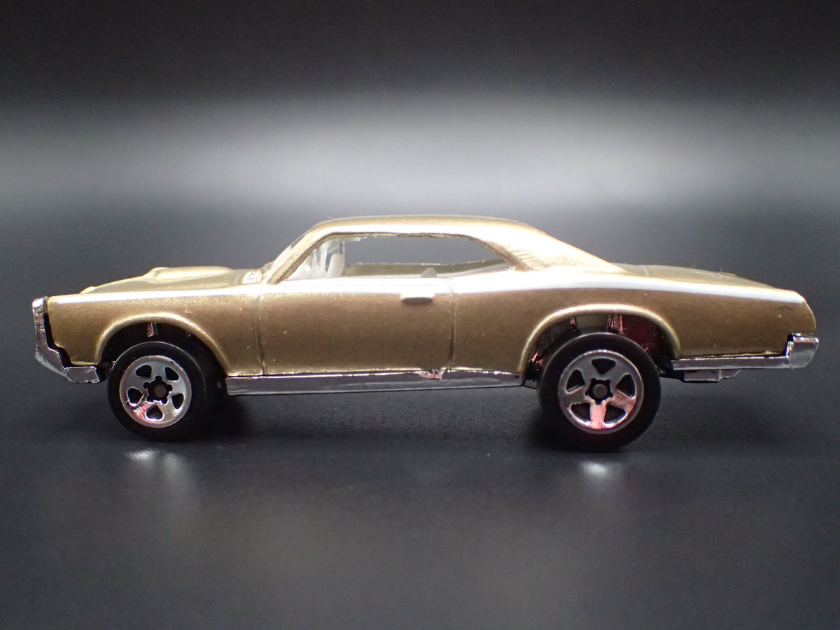 1967 67 PONTIAC GTO GOLD 1:64 SCALE COLLECTIBLE DIORAMA DIECAST MODEL CAR