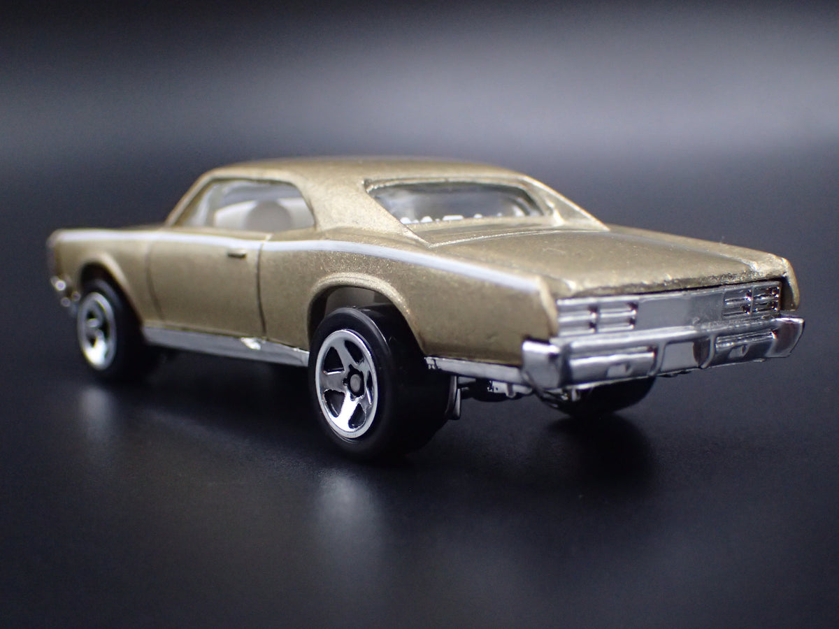 1967 67 PONTIAC GTO GOLD 1:64 SCALE COLLECTIBLE DIORAMA DIECAST MODEL CAR