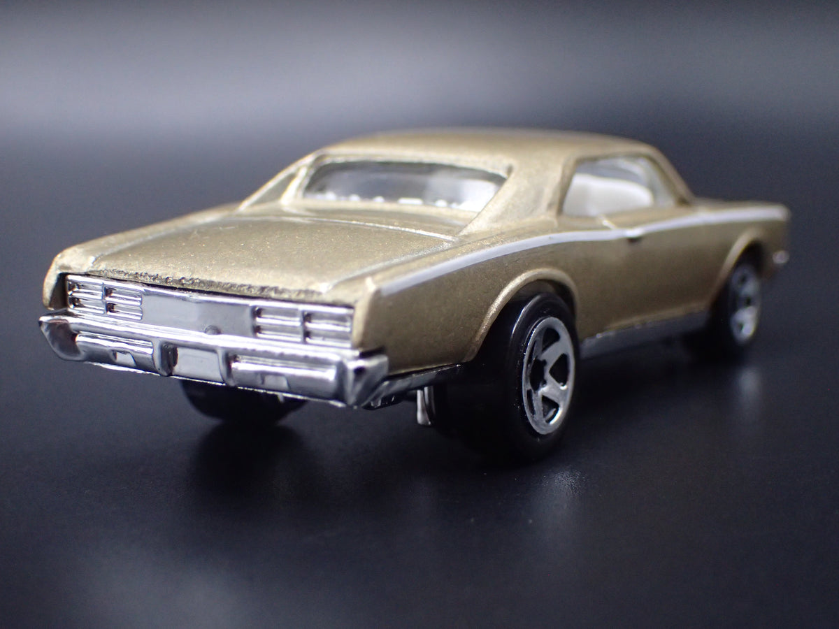 1967 67 PONTIAC GTO GOLD 1:64 SCALE COLLECTIBLE DIORAMA DIECAST MODEL CAR