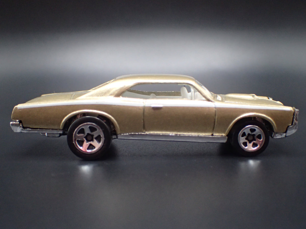 1967 67 PONTIAC GTO GOLD 1:64 SCALE COLLECTIBLE DIORAMA DIECAST MODEL CAR