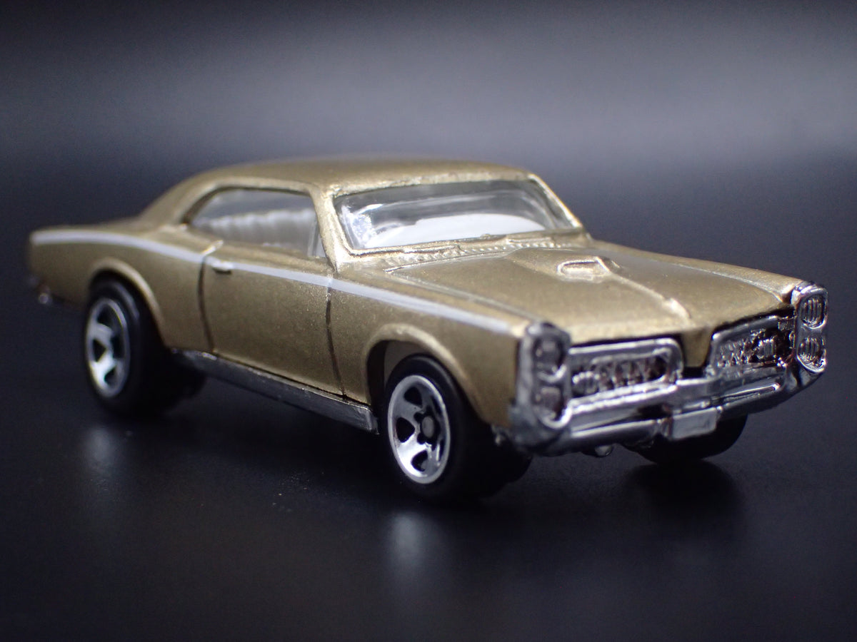 1967 67 PONTIAC GTO GOLD 1:64 SCALE COLLECTIBLE DIORAMA DIECAST MODEL CAR