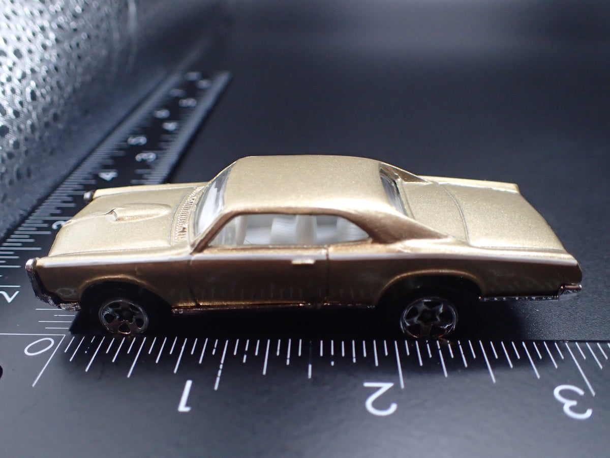 1967 67 PONTIAC GTO GOLD 1:64 SCALE COLLECTIBLE DIORAMA DIECAST MODEL CAR