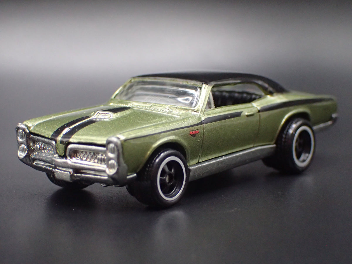1967 67 PONTIAC GTO GREEN 1:64 SCALE COLLECTIBLE DIORAMA DIECAST MODEL CAR