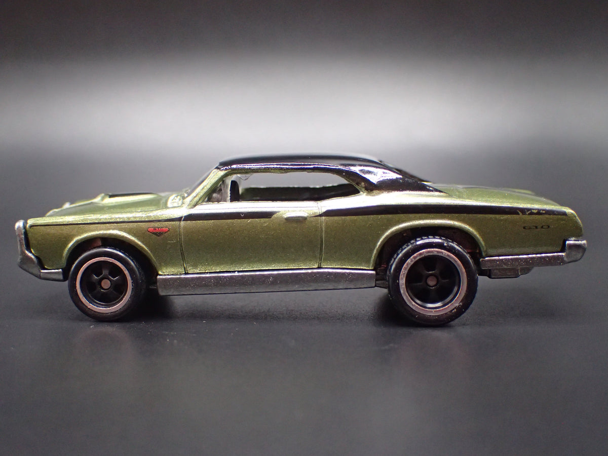 1967 67 PONTIAC GTO GREEN 1:64 SCALE COLLECTIBLE DIORAMA DIECAST MODEL CAR