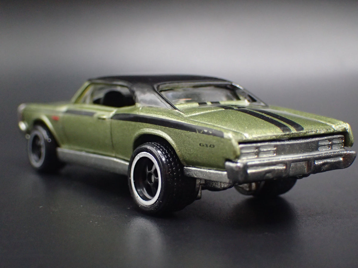 1967 67 PONTIAC GTO GREEN 1:64 SCALE COLLECTIBLE DIORAMA DIECAST MODEL CAR