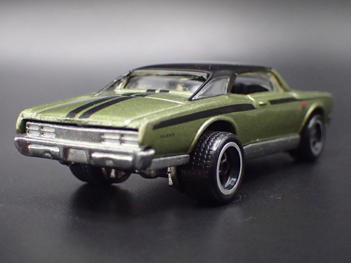 1967 67 PONTIAC GTO GREEN 1:64 SCALE COLLECTIBLE DIORAMA DIECAST MODEL CAR