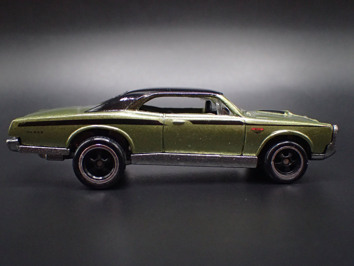1967 67 PONTIAC GTO GREEN 1:64 SCALE COLLECTIBLE DIORAMA DIECAST MODEL CAR