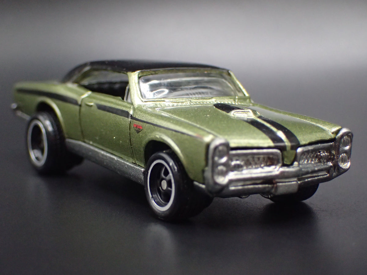 1967 67 PONTIAC GTO GREEN 1:64 SCALE COLLECTIBLE DIORAMA DIECAST MODEL CAR